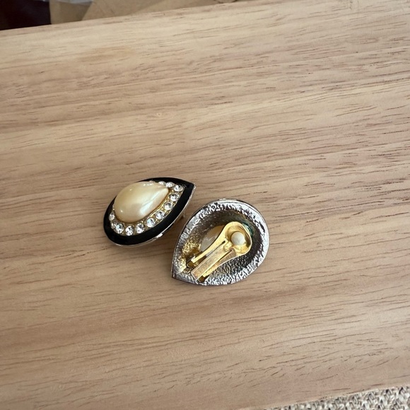 Vintage ClipOn Earrings - Picture 2 of 3